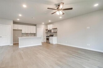 4525 Hogan's Alley Dr in Arlington, TX - Building Photo - Building Photo