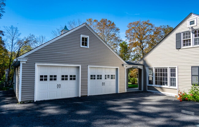 124 Old Sherman Hill Rd in Woodbury, CT - Building Photo - Building Photo