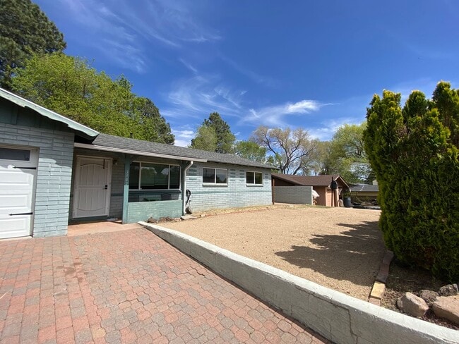 property at 3302 N Alta Vista Dr