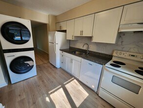 43 Point of Woods Dr in Albany, NY - Building Photo - Building Photo