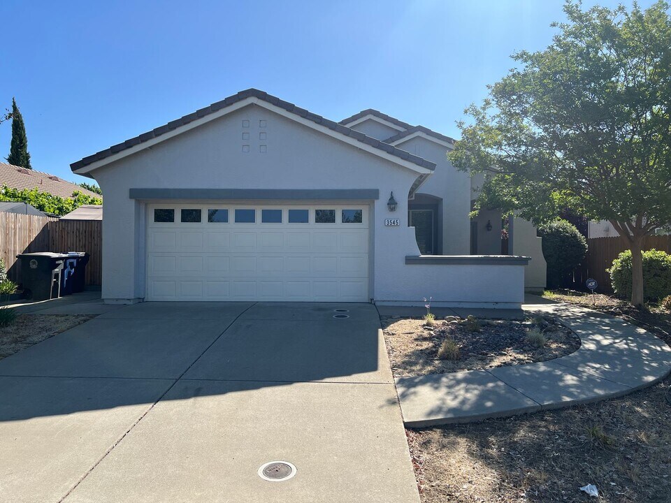 3545 Cap Rock Way in Gold River, CA - Building Photo