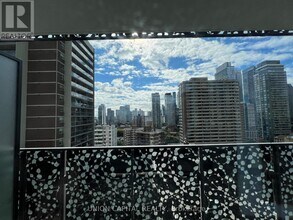 55 Charles St E in Toronto, ON - Building Photo - Building Photo