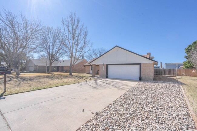 1227 Roanoke Dr in Odessa, TX - Foto de edificio - Building Photo