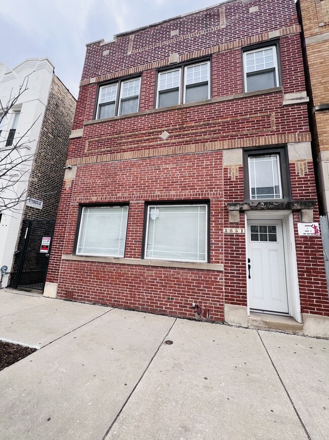 property at 3651 W Montrose Ave