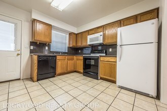 1324 W Goodwin St in Pleasanton, TX - Building Photo - Building Photo
