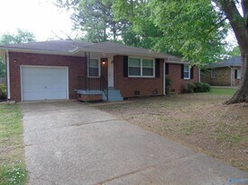 704 Graycroft Dr SW in Huntsville, AL - Building Photo