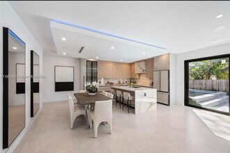 3390 Oak Ave in Miami, FL - Building Photo - Building Photo