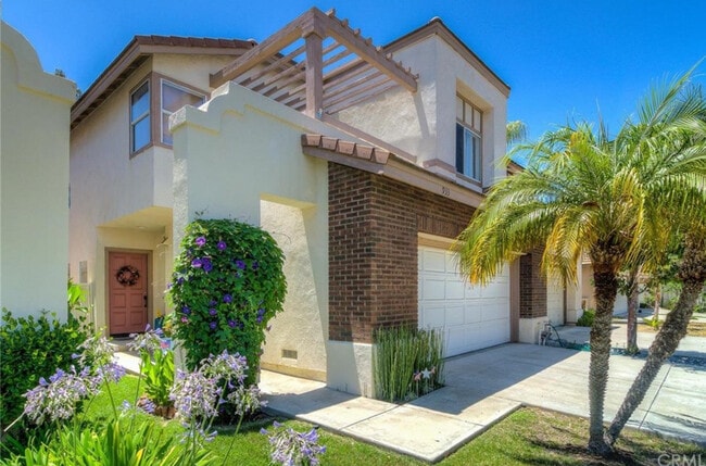 933 S Lone Pine Ln in Anaheim, CA - Foto de edificio - Building Photo