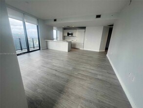 45 SW 9th St in Miami, FL - Building Photo - Building Photo