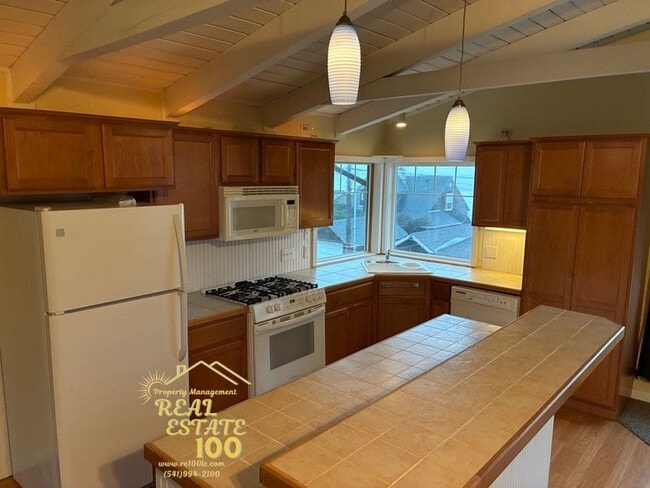 3550 NW Jetty Ave in Lincoln City, OR - Building Photo - Building Photo