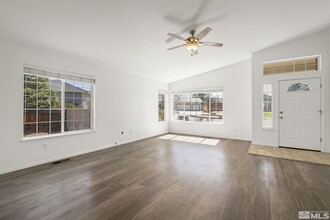915 University Green Ct in Reno, NV - Foto de edificio - Building Photo