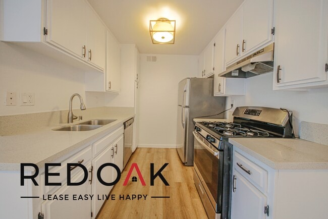 11817 Victory Blvd, Unit 210 in Los Angeles, CA - Building Photo - Building Photo