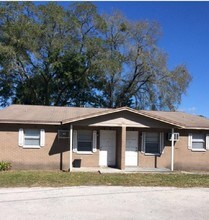 1302 E 137th Ave in Tampa, FL - Foto de edificio - Building Photo