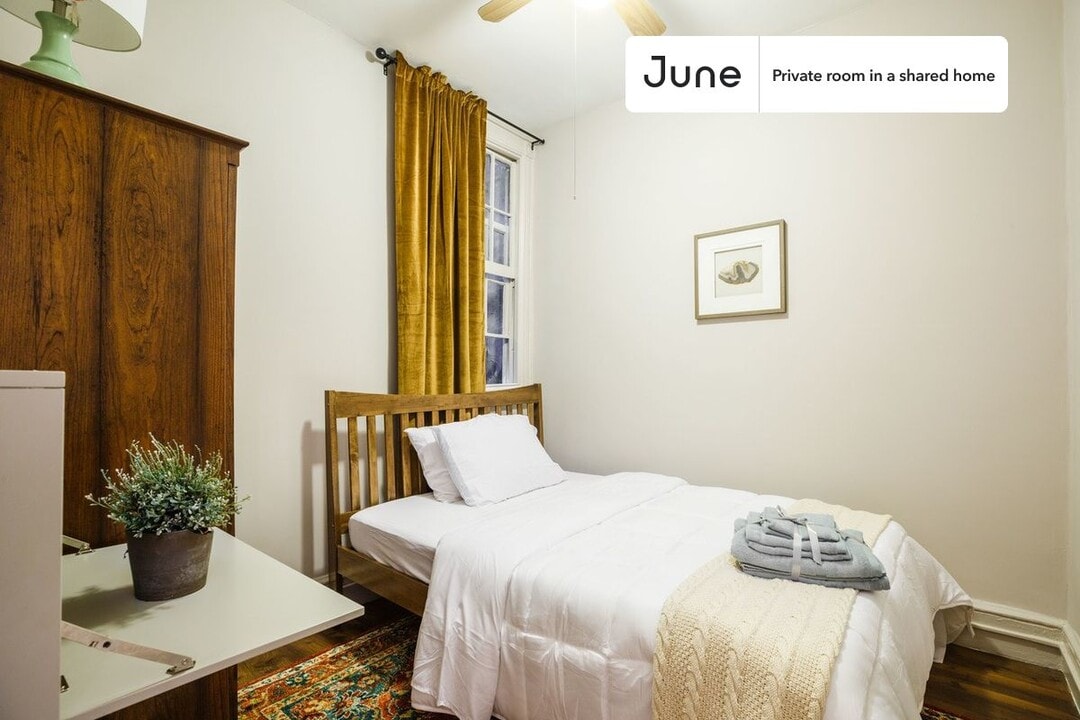 Private bedroom in 5 bed/1 bath Home in New York, NY - Building Photo