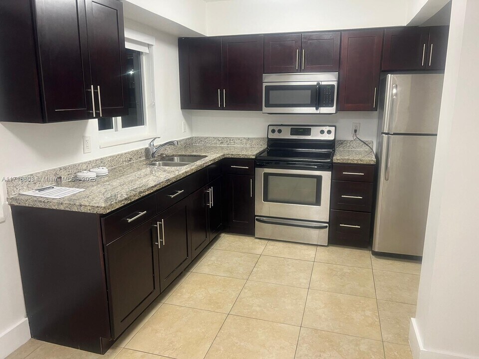 407 SE 9th Ct-Unit -1 in Hallandale Beach, FL - Building Photo