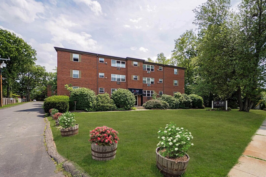 Enclave West Hartford / Parc West in West Hartford, CT - Foto de edificio