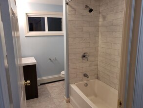 7 Broad St, Unit 3 in Florence, NJ - Foto de edificio - Building Photo