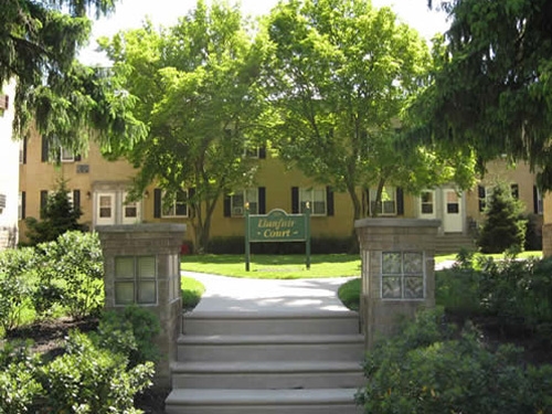 Llanfair Court in Ardmore, PA - Foto de edificio