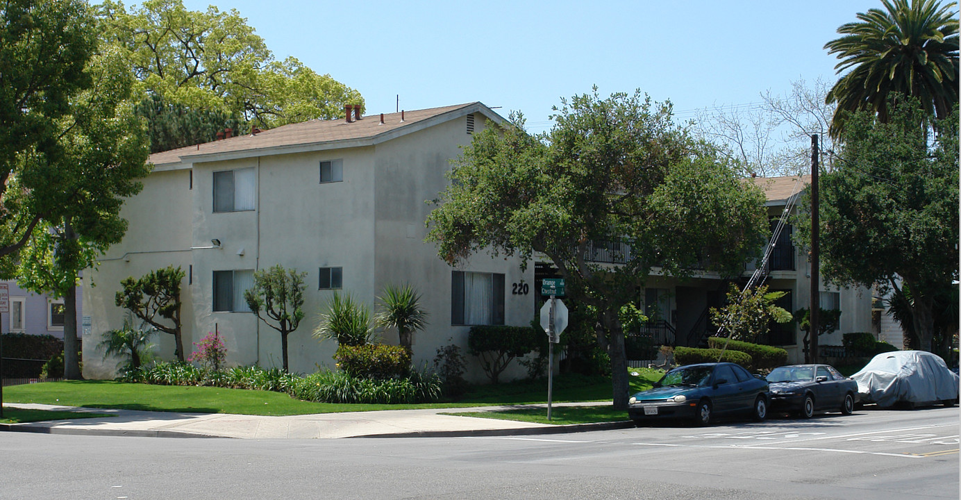 220 E Chestnut Ave in Santa Ana, CA - Building Photo