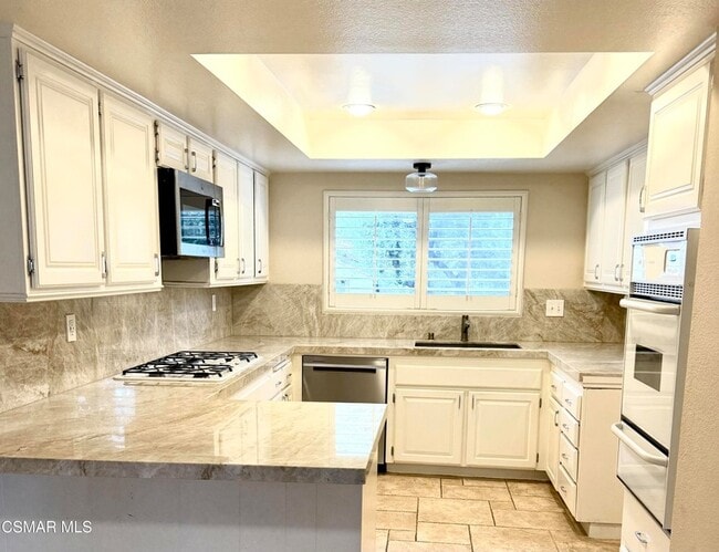21801 Burbank Blvd in Los Angeles, CA - Building Photo - Building Photo