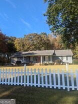 1084 Macedonia Rd in Newnan, GA - Building Photo