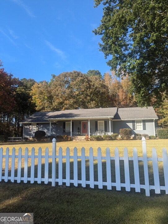 1084 Macedonia Rd in Newnan, GA - Building Photo