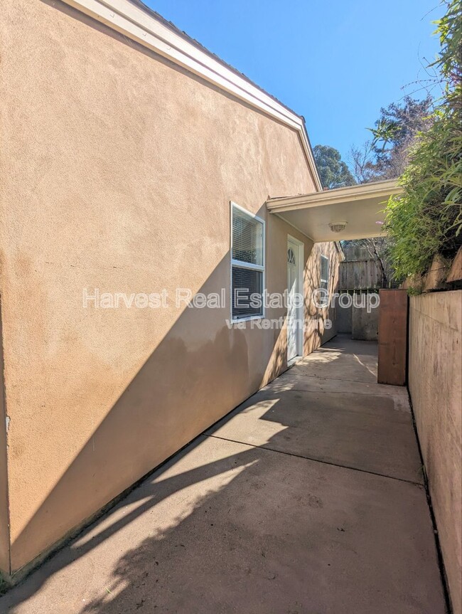 7526 Sterling Dr in Oakland, CA - Building Photo - Building Photo