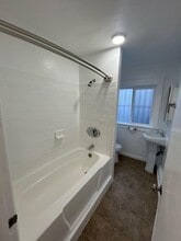 Pinnacle Apex Holdings LLC-1827 W SUNSET in Los Angeles, CA - Building Photo - Interior Photo