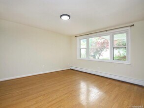 39 Graywood Rd in Port Washington, NY - Building Photo - Building Photo