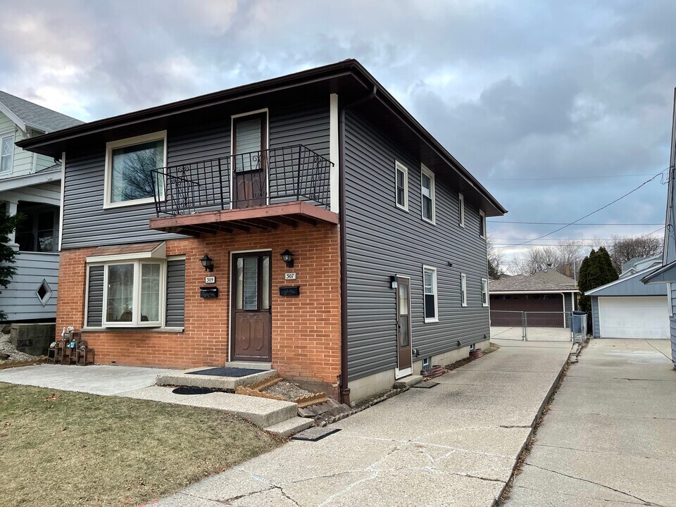 307 S 76th St in Milwaukee, WI - Building Photo