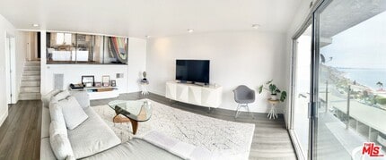 18203 Coastline Dr in Malibu, CA - Building Photo - Building Photo