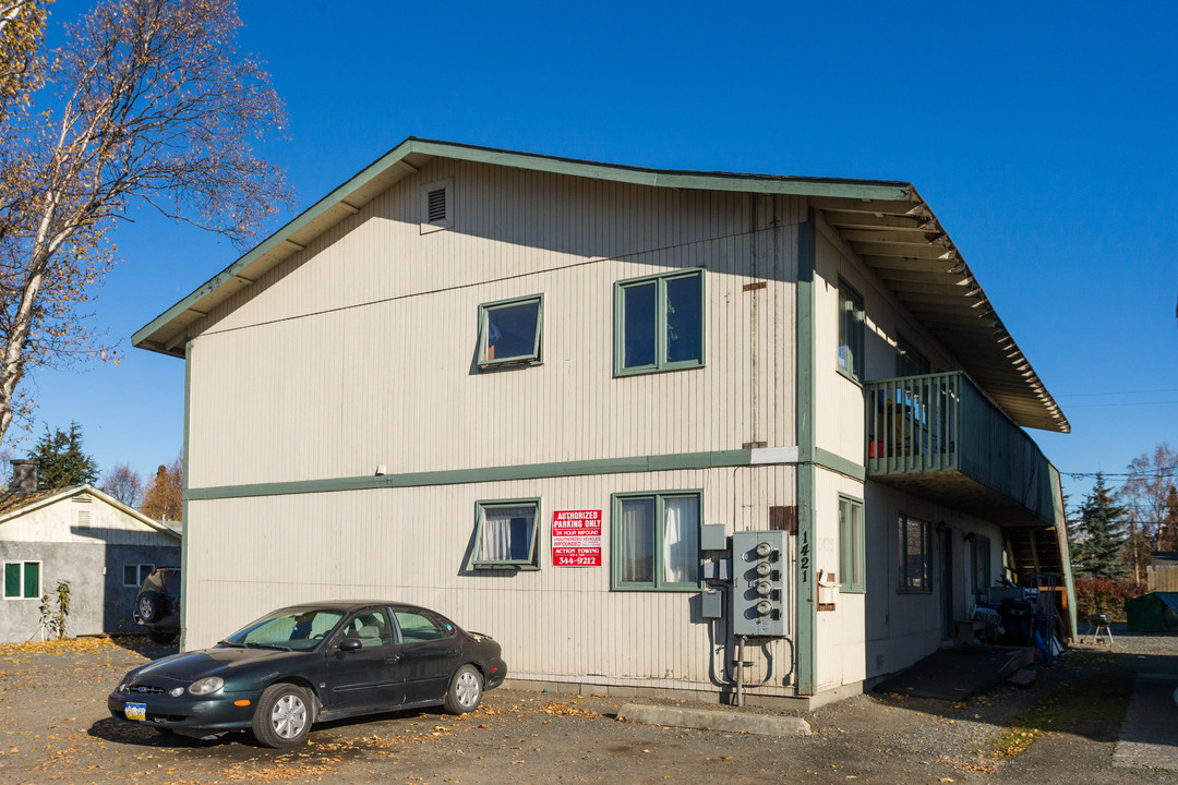 1421 Ingra St in Anchorage, AK - Building Photo