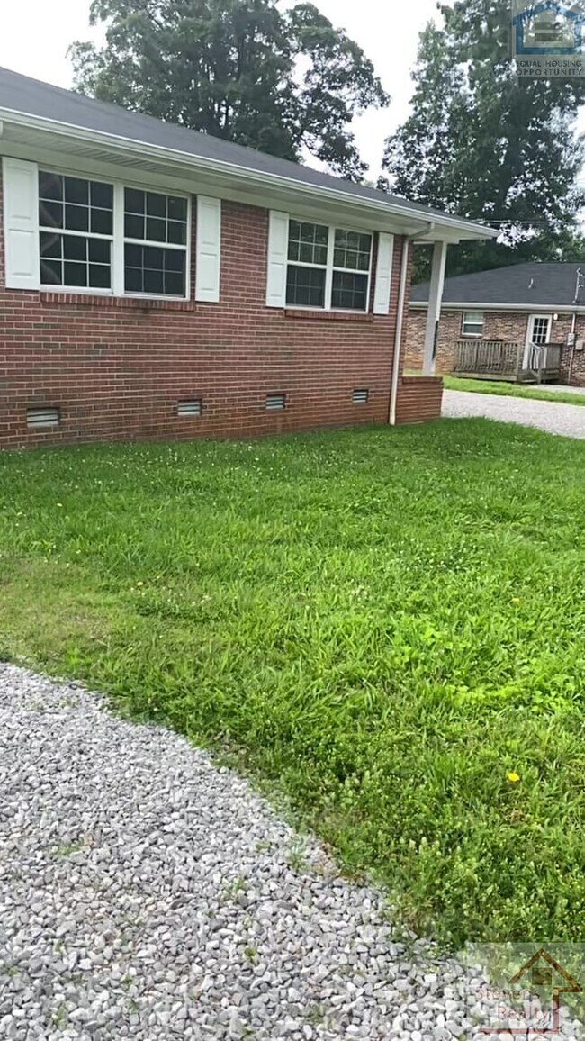 207 Bermuda Dr in McMinnville, TN - Building Photo - Building Photo