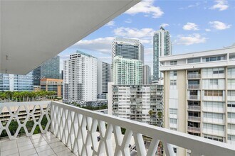 1430 Brickell Bay Dr in Miami, FL - Foto de edificio - Building Photo