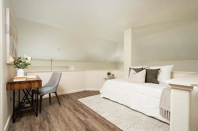 property at 565 Shoal Cir