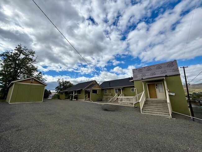 property at 121 27th St