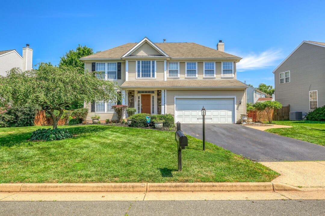 20907 Chippoaks Forest Cir in Sterling, VA - Building Photo