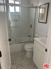 5722 1/2 S Manhattan Pl in Los Angeles, CA - Building Photo - Building Photo