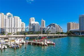 905 Brickell Bay Dr in Miami, FL - Foto de edificio - Building Photo