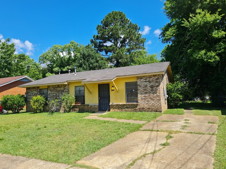 6115 S Hampton Dr in Montgomery, AL - Building Photo