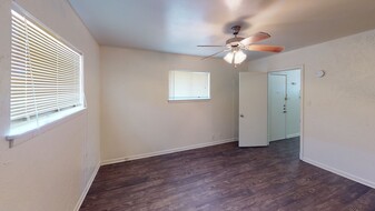 903 S Welch St in Denton, TX - Building Photo