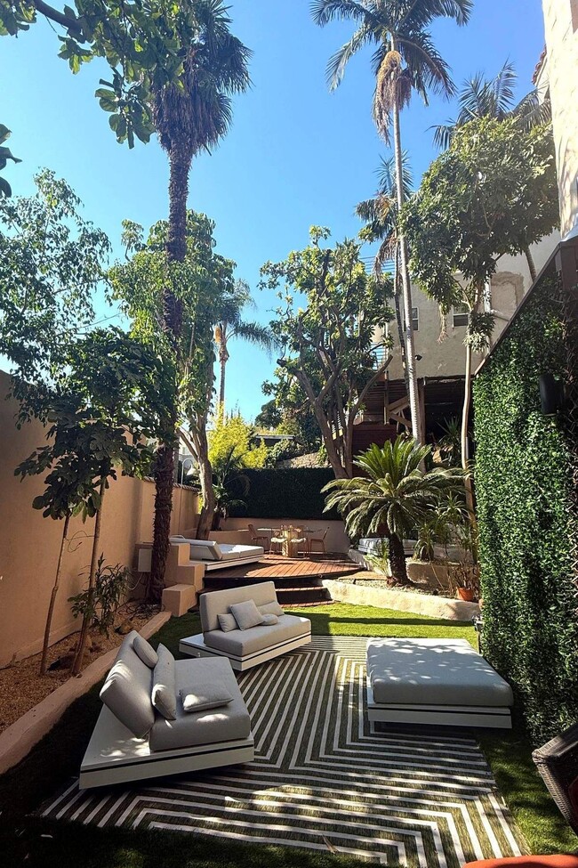 2066 Glencoe Way in Los Angeles, CA - Foto de edificio - Building Photo