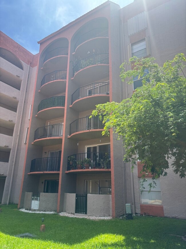 5201 NW 7th St, Unit 209 WEST in Miami, FL - Foto de edificio - Building Photo