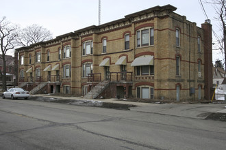 350 E Chicago St in Elgin, IL - Building Photo - Building Photo