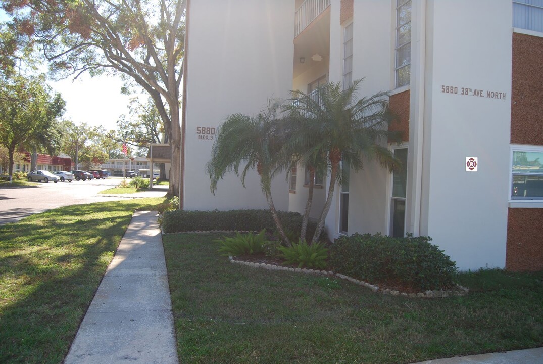 5880 38th Ave N in St. Petersburg, FL - Building Photo