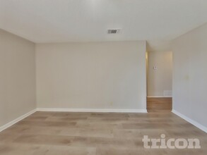 7815 Melbury Forest in San Antonio, TX - Building Photo - Building Photo