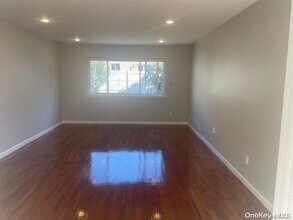 35-11 210th St in Queens, NY - Foto de edificio - Building Photo