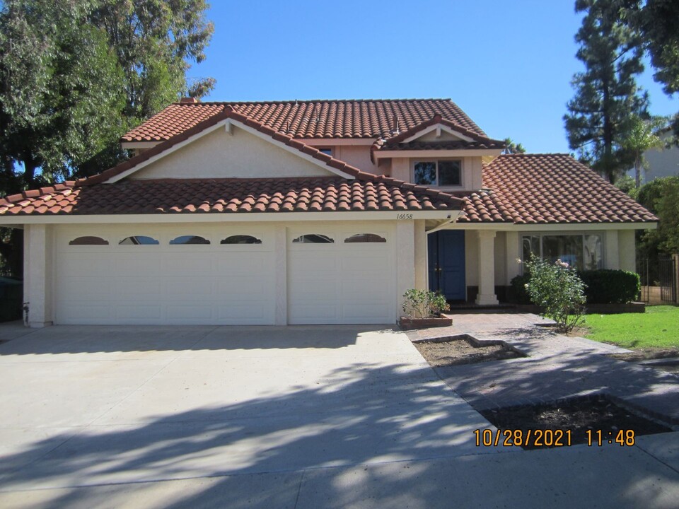 16658 Rocky Creek Dr in Riverside, CA - Foto de edificio