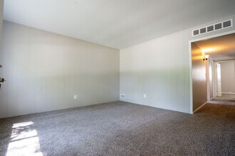 8655 Chalmers Ave in Warren, MI - Building Photo - Building Photo