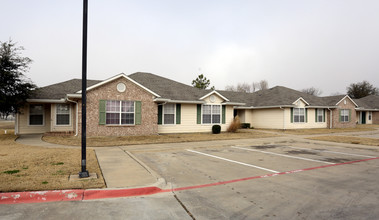 Oak Meadows Townhomes in Commerce, TX - Foto de edificio - Building Photo